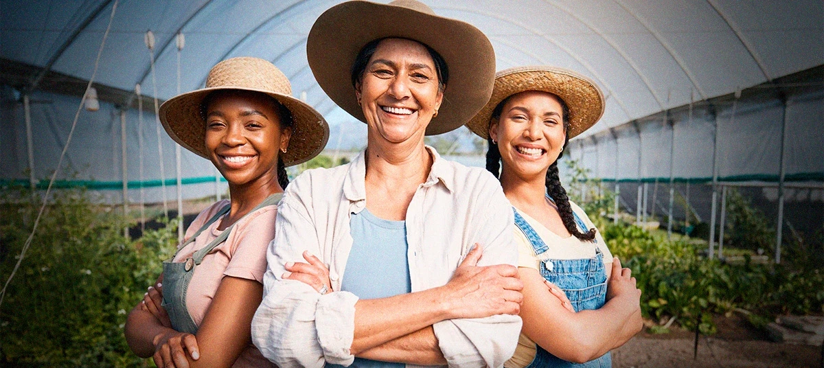 Mulheres sorridentes trabalhando no agronegócio, representando a nova geração do campo